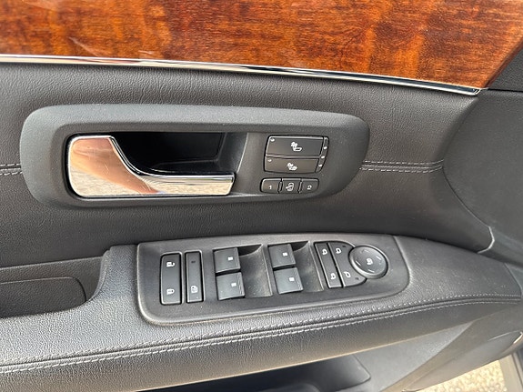 Cadillac SRX 12 of 19