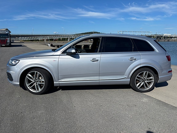 Audi Q7 2 of 17