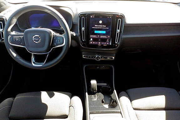Volvo XC40 4 of 5