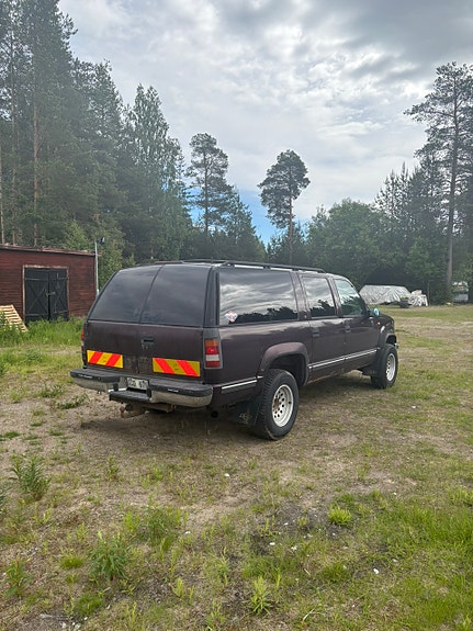 Chevrolet Suburban 2 of 5