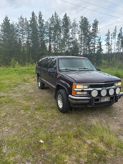 Chevrolet Suburban 3 of 5