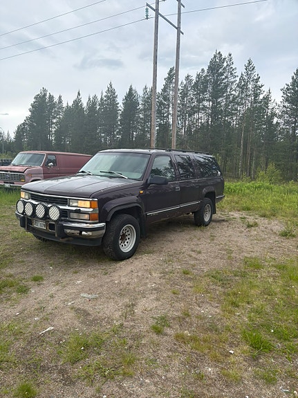 Chevrolet Suburban 4 of 5