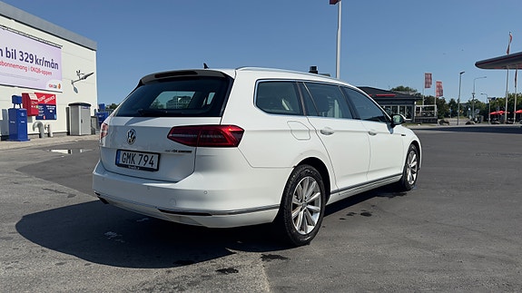 Volkswagen Passat 2 of 9