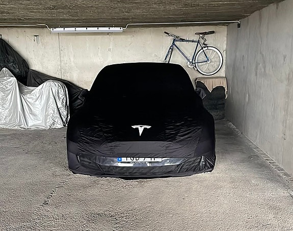 Tesla Model S 3 of 5