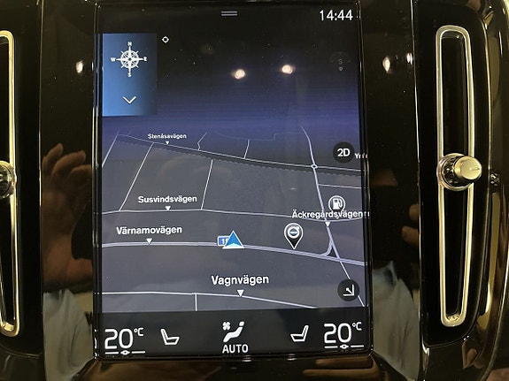 Volvo XC40 2 of 5