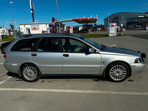 Volvo V40 2 of 5