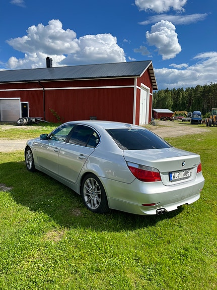 BMW 525i 4 of 5