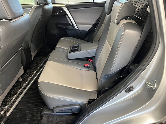 Toyota RAV4 18 of 28