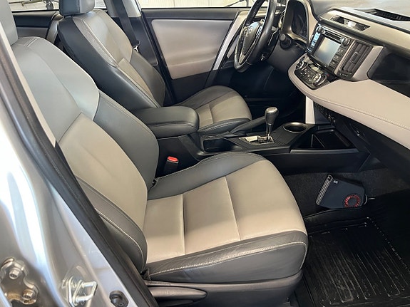 Toyota RAV4 12 of 28