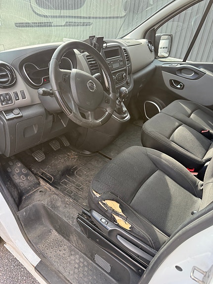 Nissan NV300 7 of 7