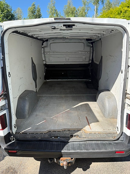 Nissan NV300 5 of 5
