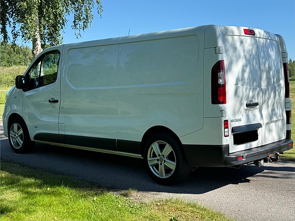 Nissan NV300 4 of 5
