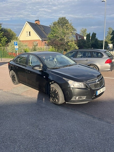 Chevrolet Cruze 2 of 3