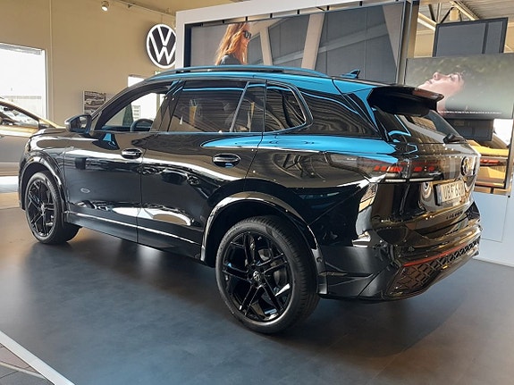 Volkswagen Tiguan 2 of 5