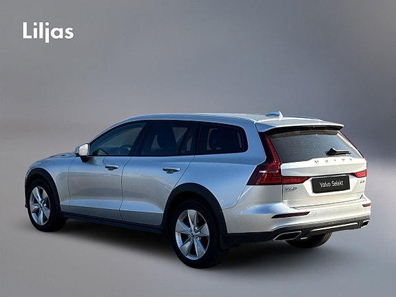 Volvo V60 Cross Country 3 of 5