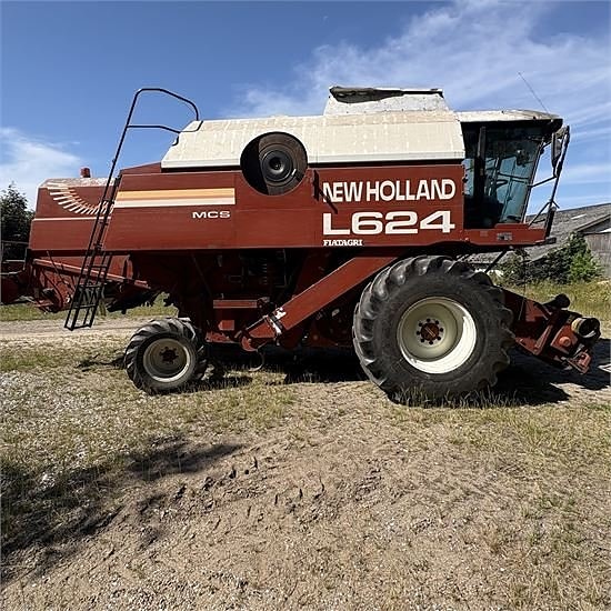New Holland L624 2 of 30