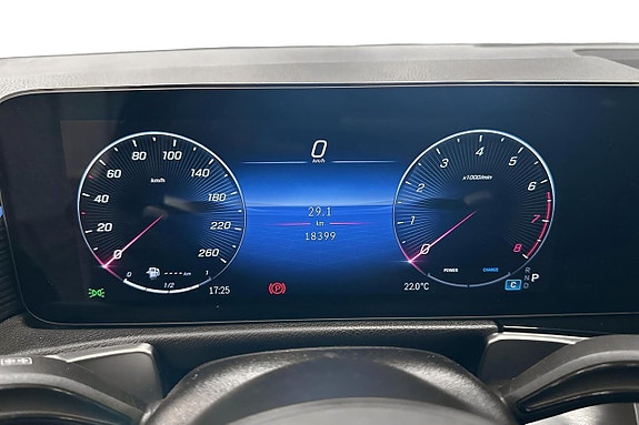 Mercedes-Benz GLB200 6 of 24