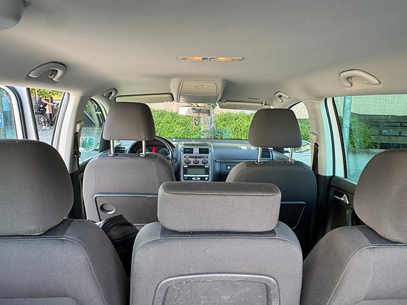 Volkswagen Touran 2 of 5