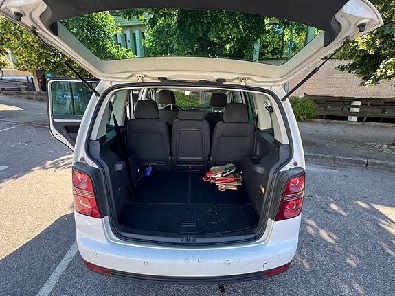 Volkswagen Touran 3 of 5