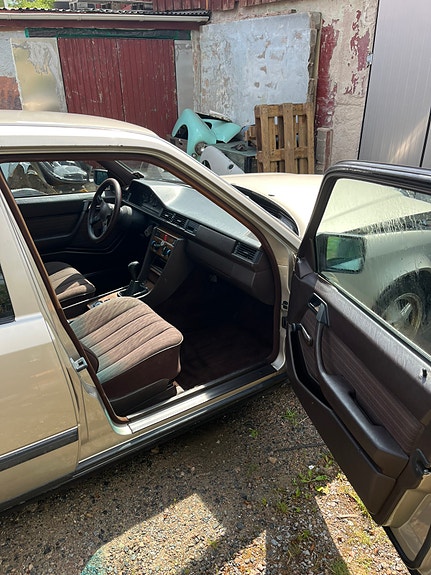 Mercedes-Benz 200 3 of 8