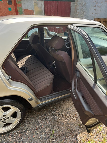 Mercedes-Benz 200 4 of 8