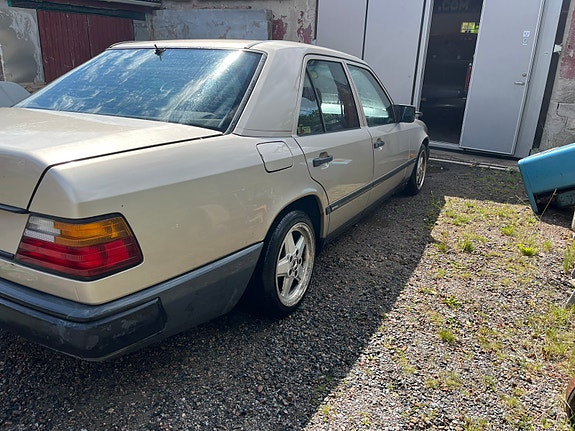 Mercedes-Benz 200 5 of 8