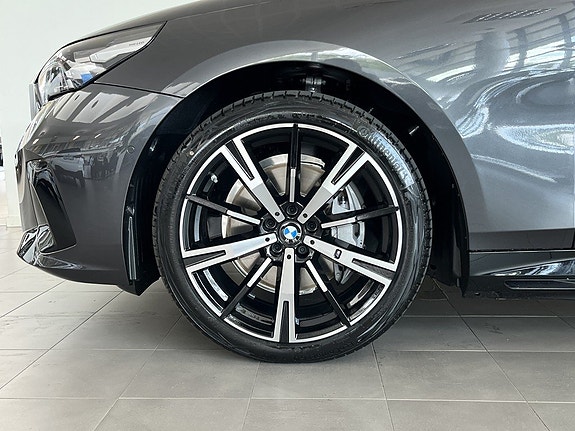 BMW i5 4 of 5