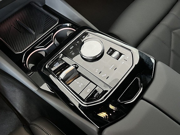 BMW i5 8 of 16