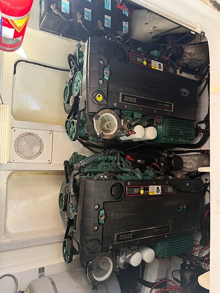 Sealine S34 - 2x Volvo Penta D4-225 15 of 16