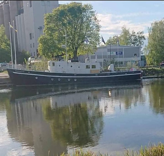 Stor och användbar stålbåt lämplig som bobåt till salu 4 of 13