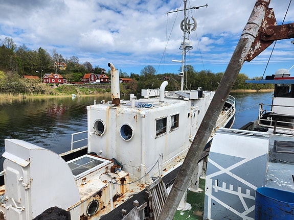 Stor och användbar stålbåt lämplig som bobåt till salu 11 of 13