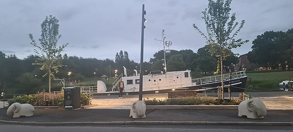 Stor och användbar stålbåt lämplig som bobåt till salu 9 of 13
