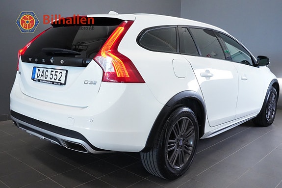 Volvo V60 Cross Country 2 of 5