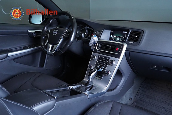 Volvo V60 Cross Country 3 of 5