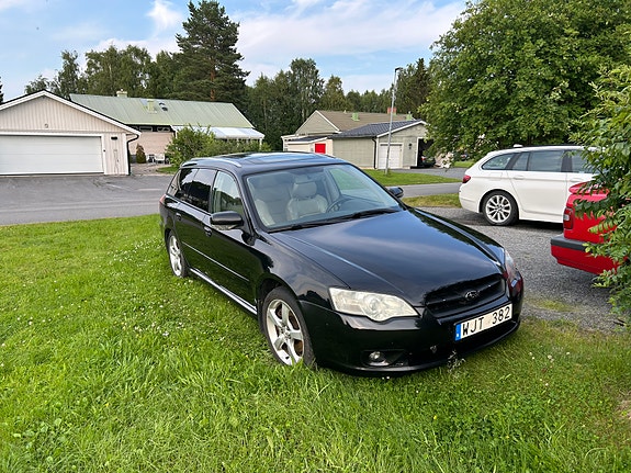 Subaru Legacy 2 of 4