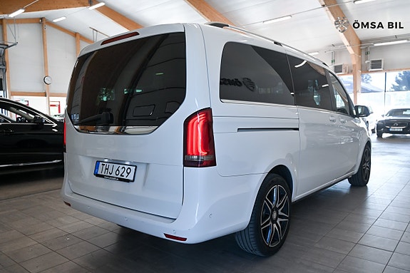 Mercedes-Benz V250 4 of 5