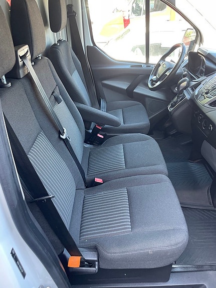 Ford Transit Custom 13 of 16