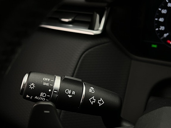 Land Rover Range Rover Velar 13 of 30