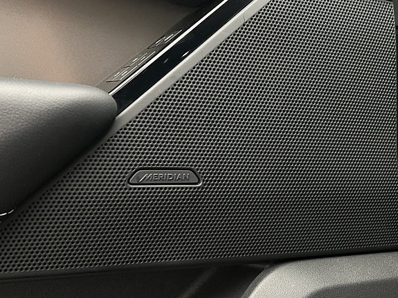 Land Rover Range Rover Velar 11 of 30
