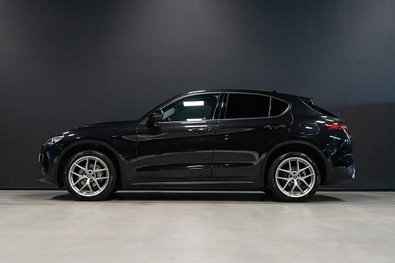 Alfa Romeo Stelvio 2 of 5