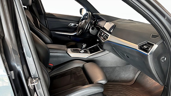 BMW 320 3 of 5