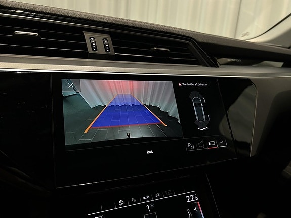 Audi e-tron 13 of 16