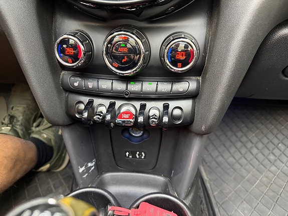MINI Cooper 21 of 26