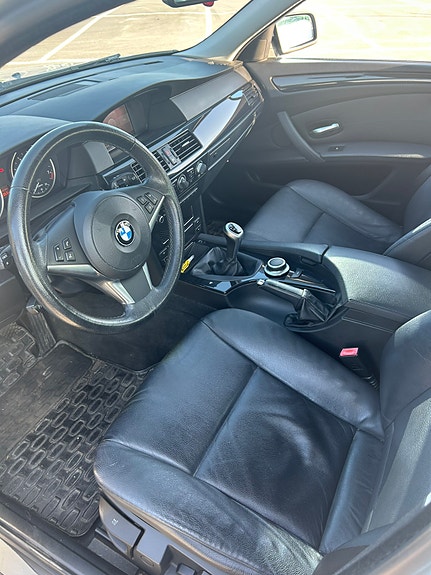BMW 520i 3 of 4
