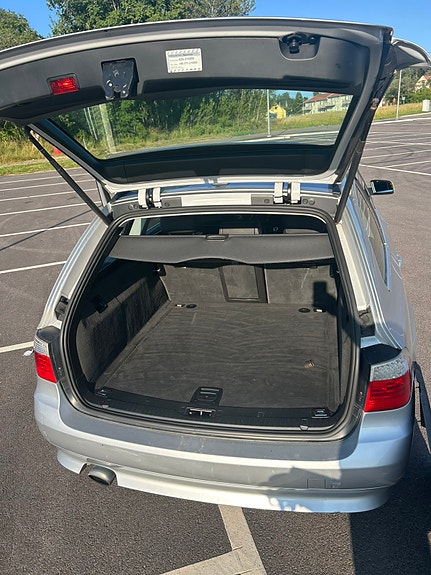 BMW 520i 2 of 4