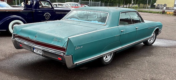 Buick Electra 225 3 of 5