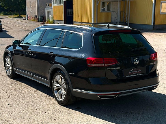 Volkswagen Passat Alltrack 2 of 5