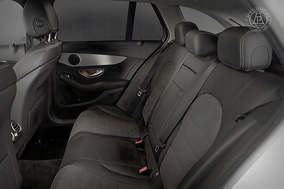 Mercedes-Benz C300 7 of 8