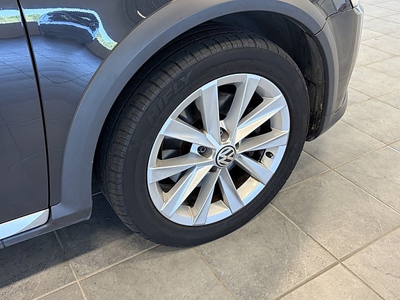 Volkswagen Passat Alltrack 3 of 5