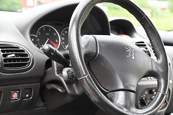 Peugeot 206 CC 2 of 5